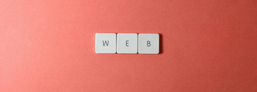 content marketing humain, web sur fond rouge